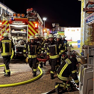 Einsatzkräfte der Feuerwehr vor der Königshöfer Messe. 