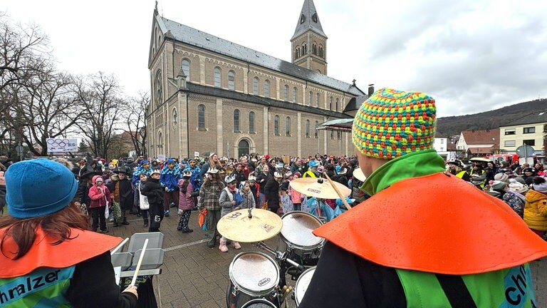 Guggenmusik spielt in Aalen-Wasseralfingen vor dem Rathaus 