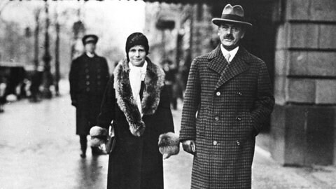 Thomas u. Katja Mann in Berlin 1929 Mann, Thomas Schriftsteller, 1875-1955. - Thomas Mann in Berlin auf der Durch- reise nach Stockholm zur Verleihung des Literatur-Nobelpreises 1929: mit Ehefrau Katja vor dem Hotel Adlon. - Foto.