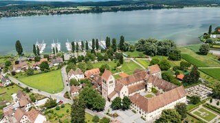 Das Münster mit Klostergebäude auf der Insel Reichenau.