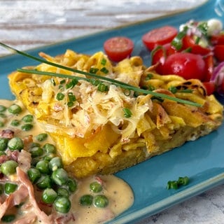 Spätzle-Rösti mit Sahnesoße und Tomaten-Frühlingszwiebel-Salat