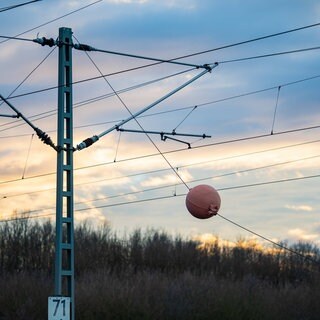 Oberleitung einer Bahn (Symbolbild). Bei Bruchmühlbach-Miesau im Kreis Kaiserslautern ist ein Kabel gerissen.
