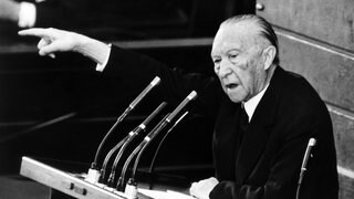 Bundeskanzler Konrad Adenauer während seiner Stellungnahme zur Spiegel-Debatte am 7.11.1962 im Bonner Bundestag, in der er gegen die Behauptung protestiert, dass das Bundeskriminalamt nicht rechtsstaatlich gehandelt hätte. Die Affäre weitete sich nach Protesten der Öffentlichkeit zu einer Regierungskrise aus, woraufhin fünf FDP-Mitglieder das Adenauer-Kabinett verließen, Franz Josef Strauß sein Amt verlor und die Regierung neu gebildet werden musste. 
