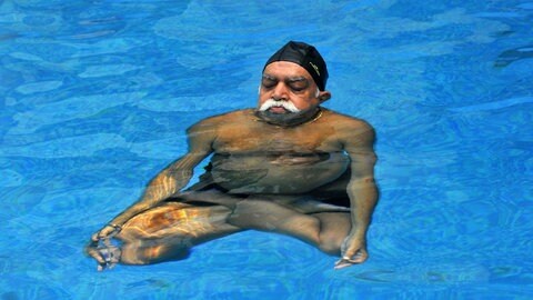 Als Auftakt zum ersten internationalen Welt-Yoga-Tag 2015 praktizierte eine Gruppe Unterwasser-Yoga.