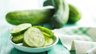 Salatgurke in Stücken