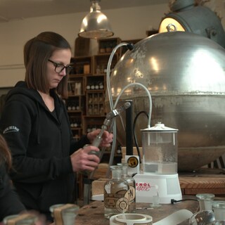 Gin aus Gin-Kugel im Bodensee wird abgefüllt