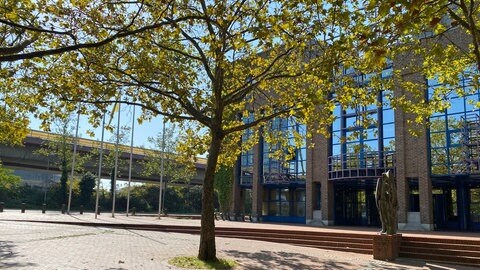 Blick vom Europaplatz auf das Kreishaus in Ludwigshafen und die Hochstraße Nord 