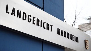 Vor dem Landgericht Mannheim ist der Schriftzug des Gerichts angebracht.