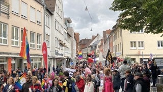 Regenbogenfahnen, selbstgebastelte Transparente und das Motto "SELBST & BESTIMMT": Beim Christopher Street Day sind am Samstag (14.9.) laut Polizei rund 1.500 Menschen durch Ulm und Neu-Ulm gezogen. Das Fest steht nach Mitteilung der Organisatoren für Vielfalt und Offenheit. Die Teilnehmenden demonstrierten bei ihrer Parade für Chancengerechtigkeit, gegen Diskriminierung im Alltag und für den Schutz von Minderheiten.