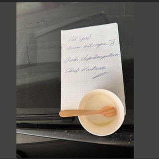 Ein leerer Eisbecher und der dazugehörige Zettel auf dem Auto des Konstanzer Oberbürgermeisters zeigen den Unmut des Verursachers über die Verpackungssteuer. Die erste Reaktion von Uli Burchardt darauf fällt heftig aus. 