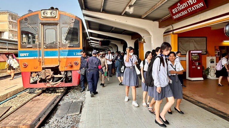 Am Bahnhof von Maha Chai beginnt der zweite Streckenhälfte der Mae Klong Bahn. Die Thais nutzen den Zug hier vor allem, um zur Schule oder zur Arbeit nach Bangkok zu fahren. 