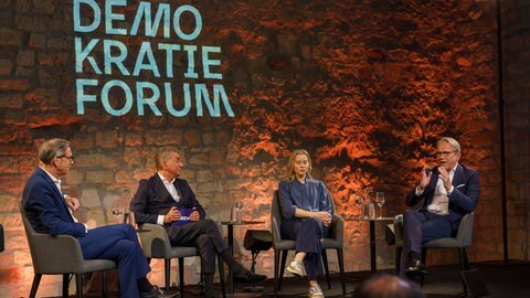 Beim SWR Demokratieforum diskutierten (von links): Andreas Zick, Gewalt- und Konfliktforscher, Moderator Michel Friedmann, Julia Ruhs, Journalistin und Autorin,  und der Innenminister Thüringens, Georg Maier (SPD). 