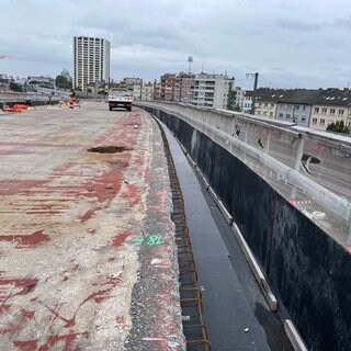 Die Kragarme der weißen Hochstraße, Teil der Hochstraße Süd, sind beschädigt.