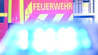 Feuerwehr und Blaulicht. Die Feuerwehr Ehingen befreite am Donnerstag einen vierjährigen Jungen aus einem aufgeheizten Auto.