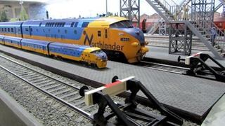 Ein Größenvergleich zwischen Spur H0 und Spur 1. Spur 1 Modelle sind wegen ihrer Größe meist ganz besonders detailgetreu ausgebildet.