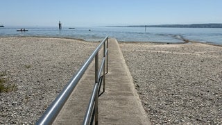 Das Strandbad Hörnle in Konstanz. Der niedrige Wasserstand sorgt für ein breites Ufer und flaches Wasser.