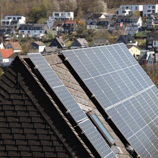 Solarkollektoren auf dem Dach eine Hauses in Siegen.