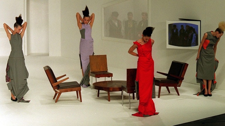 Hussein Chalayan, Prêt-à-porter, HerbstWinter 200001, »Afterwords«, Sadler’s Wells Theatre, London