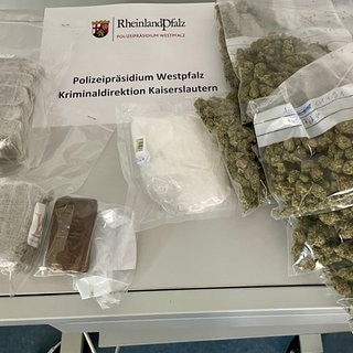 Ein Teil der Drogen (Cannabis, Haschisch, Kokain), die die Polizei bei ihrer groß angelegten Durchsuchungsaktion in Kaiserslautern und Umgebung sichergestellt hat 