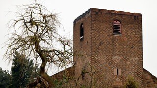 Die abgebrannte Kirche des Ortes Morschenich-Alt