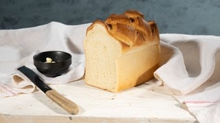 Selbstgebackenes Toastbrot auf einem Schneidebrett. Ein SWR1 Pfännle-Rezept zum Motto "Bock auf Brot".