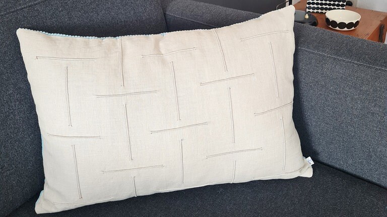 Zierkissen mit Linienmotiv