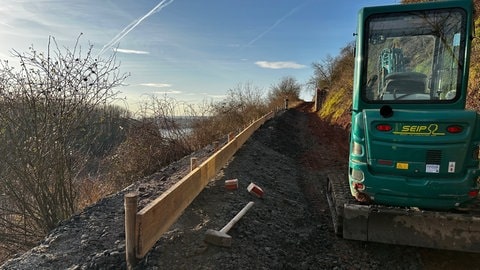 Ein Bagger steht am Fuß des Rothenberghanges in Nackenheim - er hat dort einen Schutzwall errichtet.