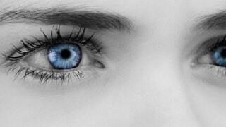 Blaue Augen auf grauem Gesicht. Symbolfoto.
