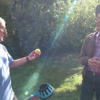 Wetterreporter markus Bundt und Hans Faus am Äpfelernten