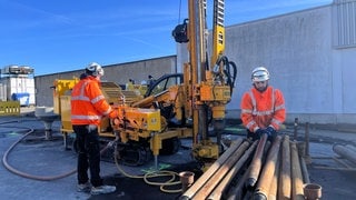 Zwei Arbeiter bereiten die Sicherung von Hohlräumen unter dem Gewerbegebiet Mayen vor.