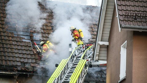 Das Feuer in einer Obdachlosenunterkunft in Aalen ist möglicherweise gelegt worden. Das geht laut Polizei aus Zeugenbefragungen hervor.