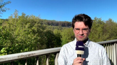 SWR Reporter Lars-Henrik Wacker berichtet vom Waldbrand an der A63