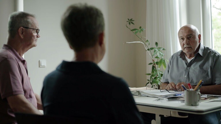 Nach Jahrzehnten der Suche sitzen Felix’ Eltern beim Cold-Case-Ermittler Holger Kunkel (r.)