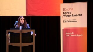 Jessica Tatti vom Bündnis Sahra Wagenknecht steht Zähringer Bürgerhaus in Freiburg auf der Bühne. Sie ist die Nummer eins auf der Landesliste ihrer Partei für die Bundestagswahl.