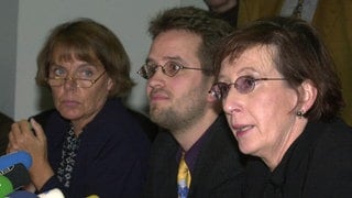 Die schleswig-holsteinische Ministerpräsidentin Heide Simonis (rechts) gibt am 24.11.2000 im Kieler Landeshaus eine Pressekonferenz. Links sitzt Landwirtschaftsministerin Ingrid Franzen und Umweltminister Klaus Müller (Mitte). Erstmals ist bei einem in Deutschland geborenen Rind bei einem Schnelltest die Seuche BSE entdeckt worden. Die rot-bunte Kuh wurde 1996 in Schleswig-Holstein geboren und kam aus dem Kreis Rendsburg-Eckernförde. Die Landesregierung in Kiel bestätigte den BSE-Verdacht