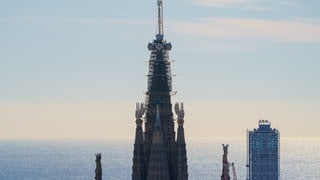 Die Sagrada Familia hat jetzt ihre endgültige Höhe erreicht und überragt die bisher höchste Kirche der Welt, das Ulmer Münster, um rund elf Meter. 
