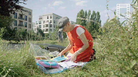 Ella Dreyfus bei einer ihrer Installationen in Berlin 
