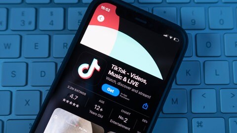 Symbolbild für den Trend zur ADHS Selbstdiagnose über Social Media trotz wissenschaftlicher Bedenken über irreführende Inhalte: Smartphone zeigt TikTok-App im App Store 