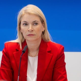 Bahnchefin Evelyn Palla und der baden-württembergische Ministerpräsident Cem Özdemir (Grüne) auf einer Pressekonferenz über die Zukunft des Bahn-Projekts Stuttgart 21.