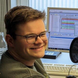 Simon Dörr sitzt im Sendestudio von SWR Aktuell.