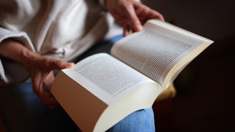 Eine Frau liest ein Buch.