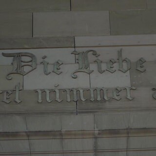 Eine Inschrift die lautet "Die Liebe höret nimmer auf"