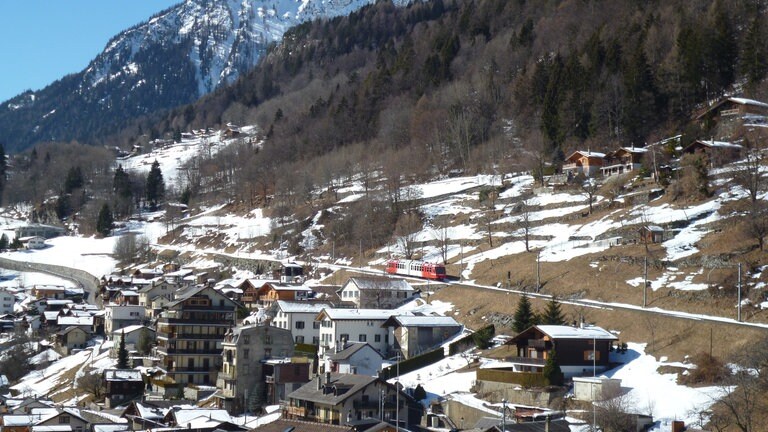 Der Mont-Blanc Express passiert Salvan