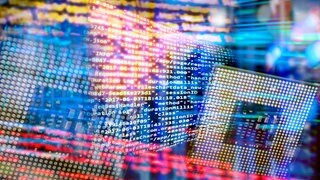 Programmcode mit CPU und abstraktem Technologie Hintergrund mit Server Racks und vielen Lichtern