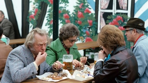 Besucher auf dem Oktoberfest 1975