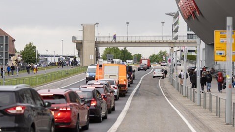 Gewohntes Bild am Nürburgring: Es staut sich bei der Anreise zu Rock am Ring auf dem Weg zum Festivalgelände.