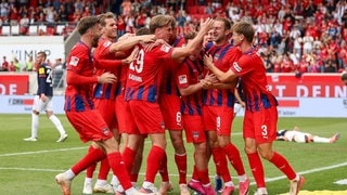 Der 1. FC Heidenheim bejubelt den Siegtreffer gegen Holstein Kiel durch Jonas Föhrenbach