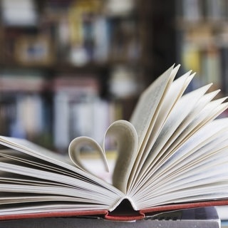 Ein Buch, dessen Seiten als Herz geformt sind.