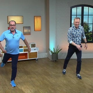 Sporttherapeut Stephan Müller und Moderatopr Martin Seidler machen Hüft-Übungen