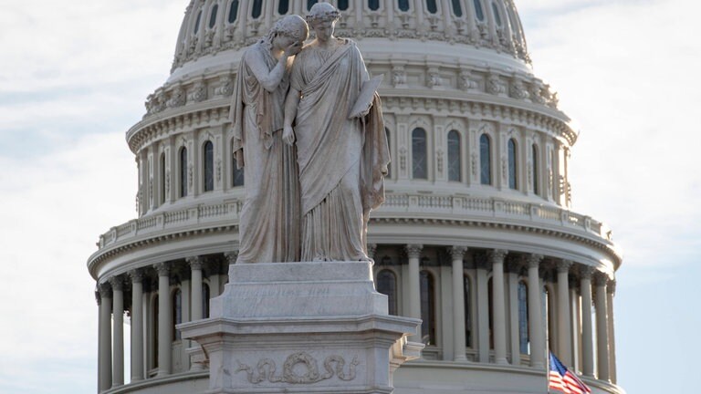 Das Peace Momument in Washington D.C. auf dem Gelände des Kapitols: An der Spitze zwei klassisch gekleidete Frauenfiguren: "Trauer" und "Geschichte". "Geschichte" hält einen Stift und eine Tafel mit der Aufschrift "They died that their country might live" ("Sie sind gestorben, damit ihr Land leben kann"). Das Denkmal wurde 1871 in Auftrag gegeben. Der Bildhauer bearbeitete den Carrara-Marmor in Rom. Die Marmorstücke wurden nach Washington verschifft und 1877 wurde das Denkmal errichtet.